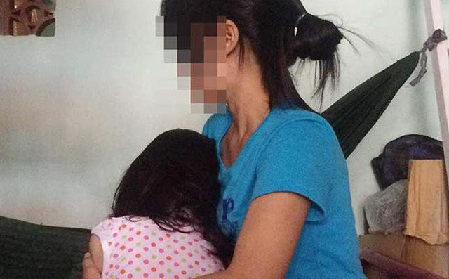 Lợi dụng con gái đang ngủ, cha làm bậy, bị vợ soi đèn bắt tại trận