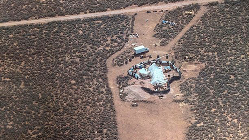 11 đứa trẻ bị bỏ đói giữa sa mạc Mỹ được huấn luyện tấn công trường học