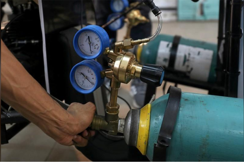 Chán dùng xăng, nhóm sinh viên Ai Cập tự thiết kế xe chạy bằng không khí cho nó tiết kiệm