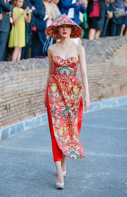 Áo dài Việt lai áo tắm, cúp ngực, hở lưng: Phản cảm, lố lăng?