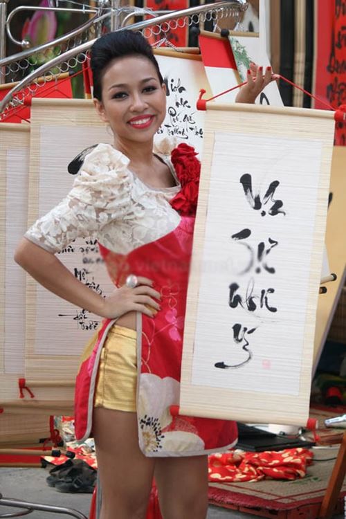 Áo dài Việt lai áo tắm, cúp ngực, hở lưng: Phản cảm, lố lăng?