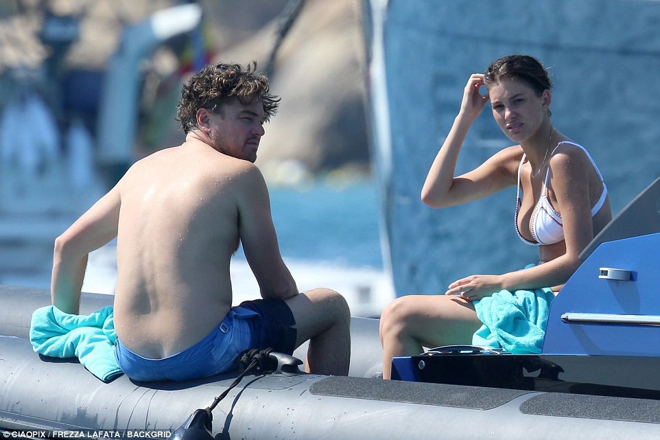 Bạn gái kém 22 tuổi của Leonardo DiCaprio khoe body nóng bỏng cực hút mắt dù ảnh chưa được photoshop Bạn gái kém 22 tuổi của Leonardo DiCaprio khoe body nóng bỏng cực hút mắt dù ảnh chưa được photoshop