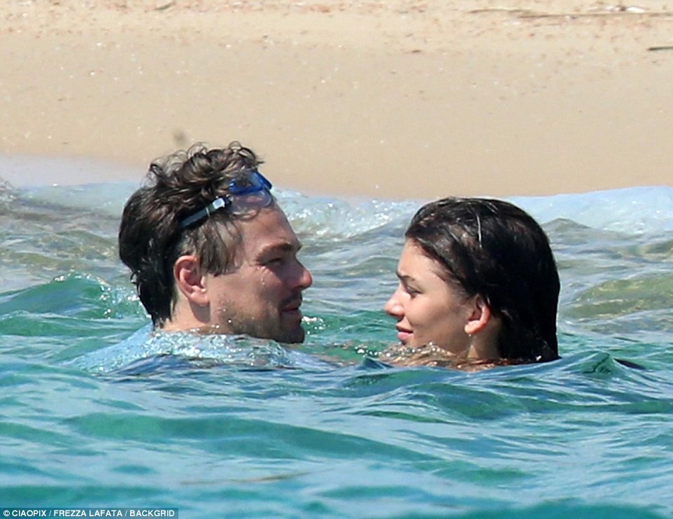 Bạn gái kém 22 tuổi của Leonardo DiCaprio khoe body nóng bỏng cực hút mắt dù ảnh chưa được photoshop Bạn gái kém 22 tuổi của Leonardo DiCaprio khoe body nóng bỏng cực hút mắt dù ảnh chưa được photoshop