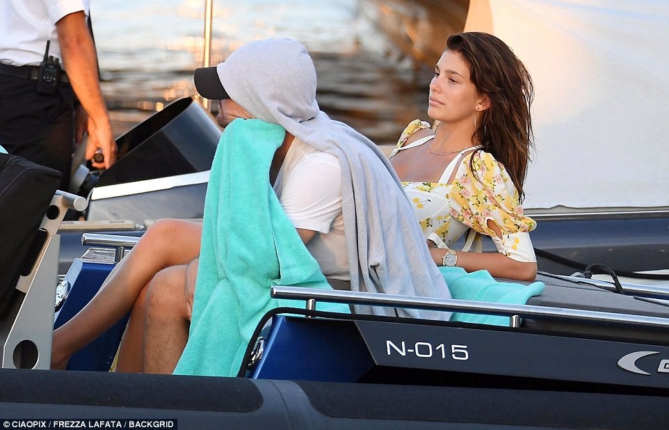 Bạn gái kém 22 tuổi của Leonardo DiCaprio khoe body nóng bỏng cực hút mắt dù ảnh chưa được photoshop