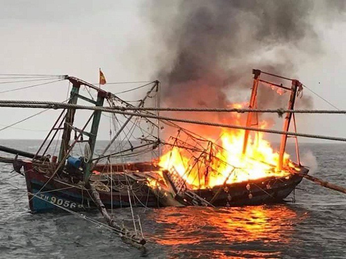 Tàu cá 4 tỷ bốc cháy, 7 ngư dân nhảy xuống biển trong đêm