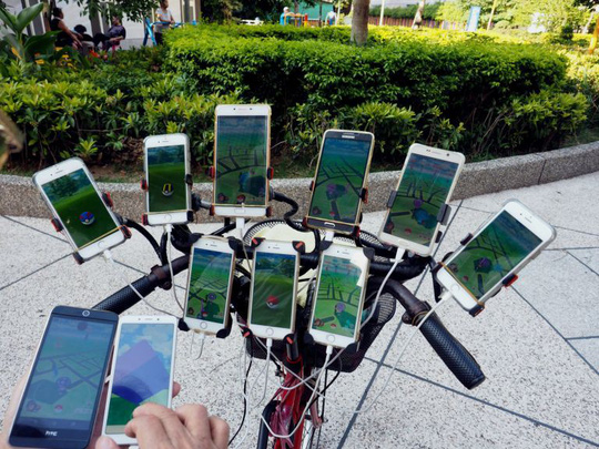 Cụ ông 70 tuổi gắn 11 điện thoại vào xe đạp để chơi Pokemon Go Cụ ông 70 tuổi gắn 11 điện thoại vào xe đạp để chơi Pokemon Go