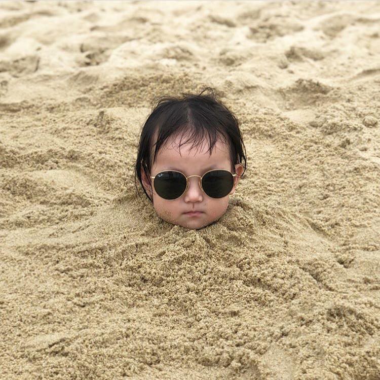 Loạt biểu cảm của em bé bị bố chôn vùi bên bờ biển, dân tình xem xong chỉ biết cười lăn lộn