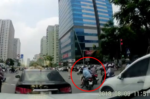 Hà Nội: Kẻ gian dàn cảnh cướp túi xách khi dừng đèn đỏ, lúc bị phát giác thì tát luôn nạn nhân