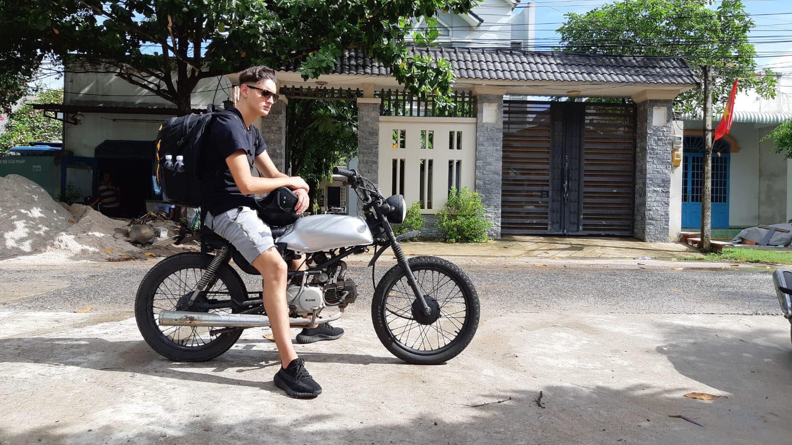 Chàng trai Pháp mất đôi giày 500 USD khi ăn trưa tại một hostel ở Sài Gòn, đăng clip từ camera an ninh nhờ cộng đồng tìm kẻ trộm