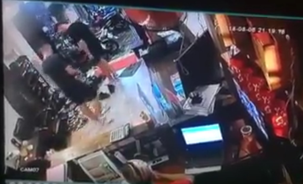 Chàng trai Pháp mất đôi giày 500 USD khi ăn trưa tại một hostel ở Sài Gòn, đăng clip từ camera an ninh nhờ cộng đồng tìm kẻ trộm