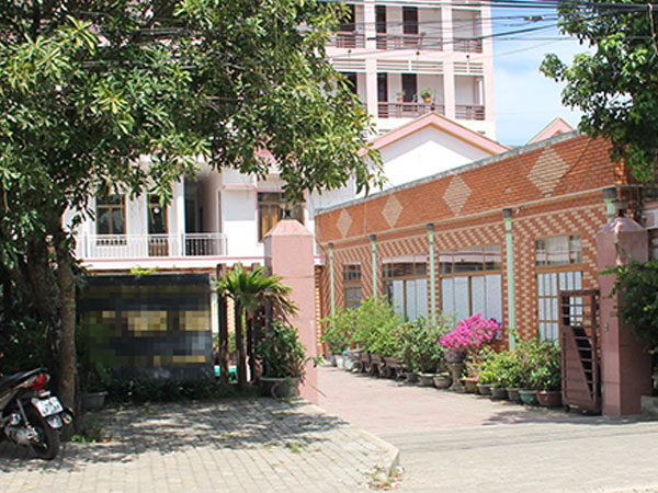 Vào khách sạn với chồng người khác, nữ phó phòng bị kỷ luật