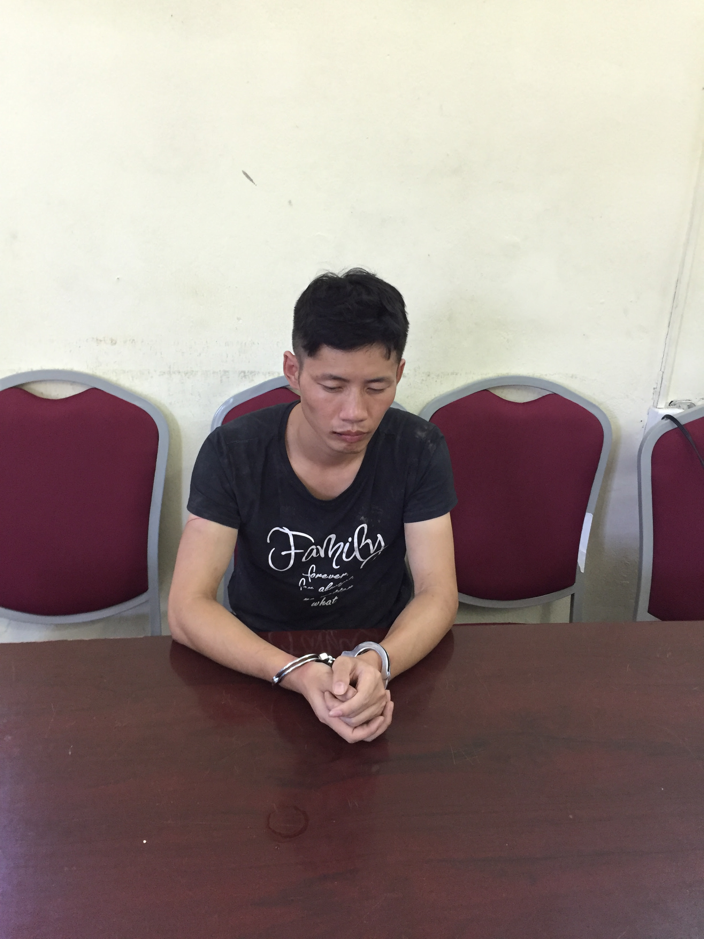 Khởi tố 2 đối tượng Trung Quốc cướp ở cây xăng, tông xe vào công an