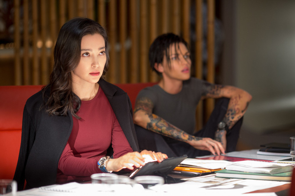 Lý Băng Băng bị chê như bình hoa di động trong phim The Meg - Cá mập siêu bạo chúa