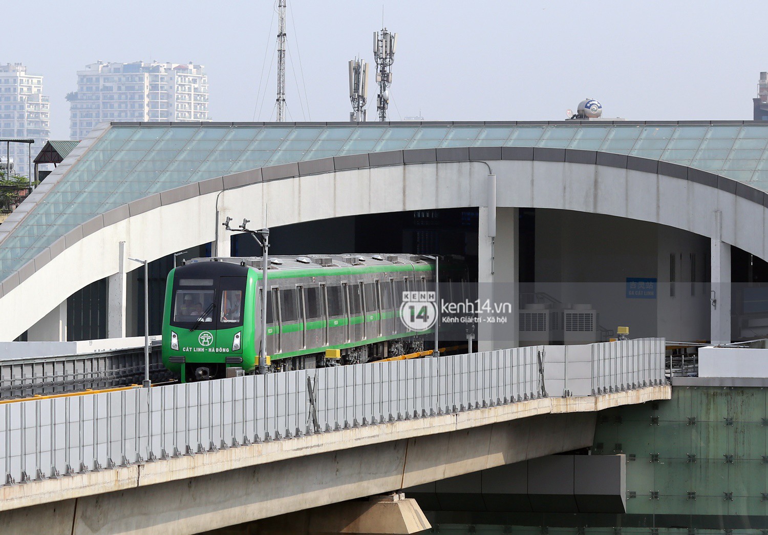 Video: Hành trình 15 phút đoàn tàu đường sắt trên cao lao vun vút từ ga Cát Linh tới Yên Nghĩa
