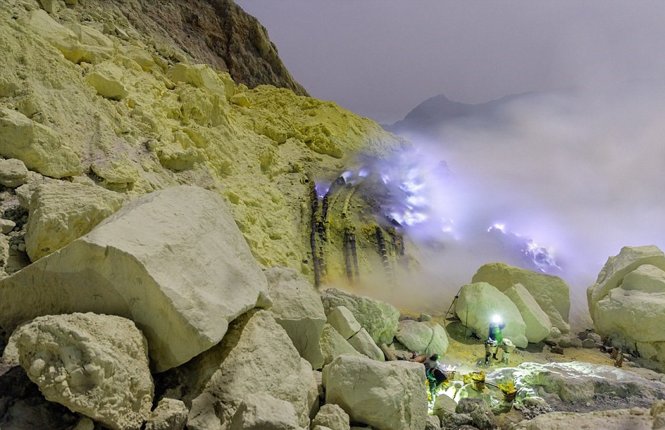 Mạo hiểm mạng sống ngắm núi lửa có mỏ lưu huỳnh lớn ở Indonesia