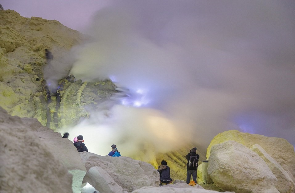 Mạo hiểm mạng sống ngắm núi lửa có mỏ lưu huỳnh lớn ở Indonesia