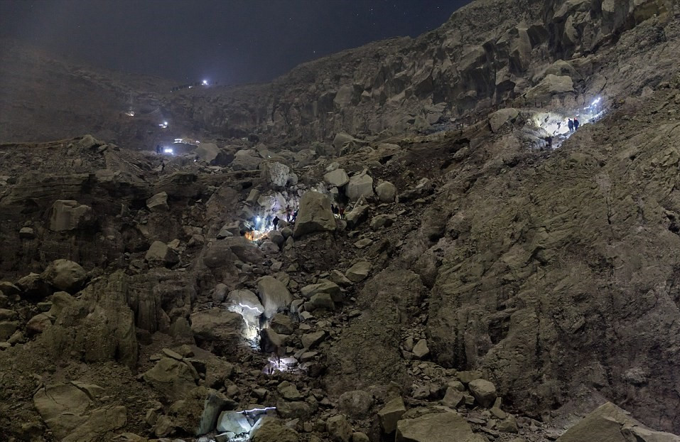 Mạo hiểm mạng sống ngắm núi lửa có mỏ lưu huỳnh lớn ở Indonesia