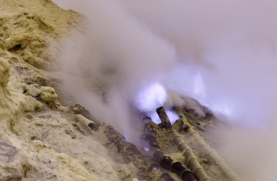 Mạo hiểm mạng sống ngắm núi lửa có mỏ lưu huỳnh lớn ở Indonesia