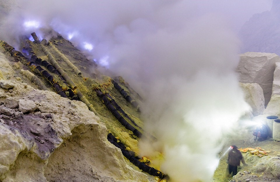 Mạo hiểm mạng sống ngắm núi lửa có mỏ lưu huỳnh lớn ở Indonesia