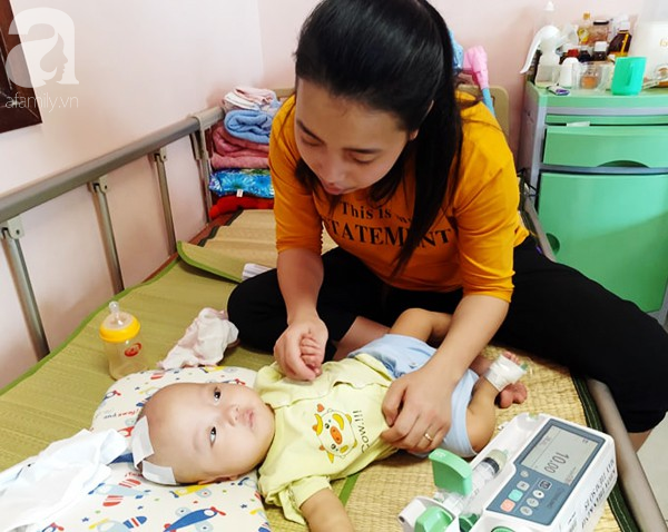 Mẹ trẻ đau đớn cầu xin mạnh thường quân cứu con trai bị não úng thủy từ lúc 2 tháng tuổi