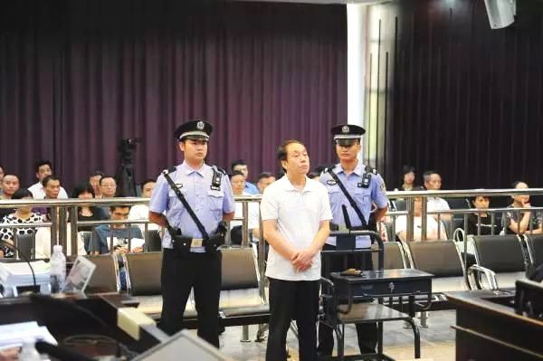 Thông gian với 2 chị em, quan tham TQ ê chề vì bị người tình giăng bẫy cốc mò cò xơi