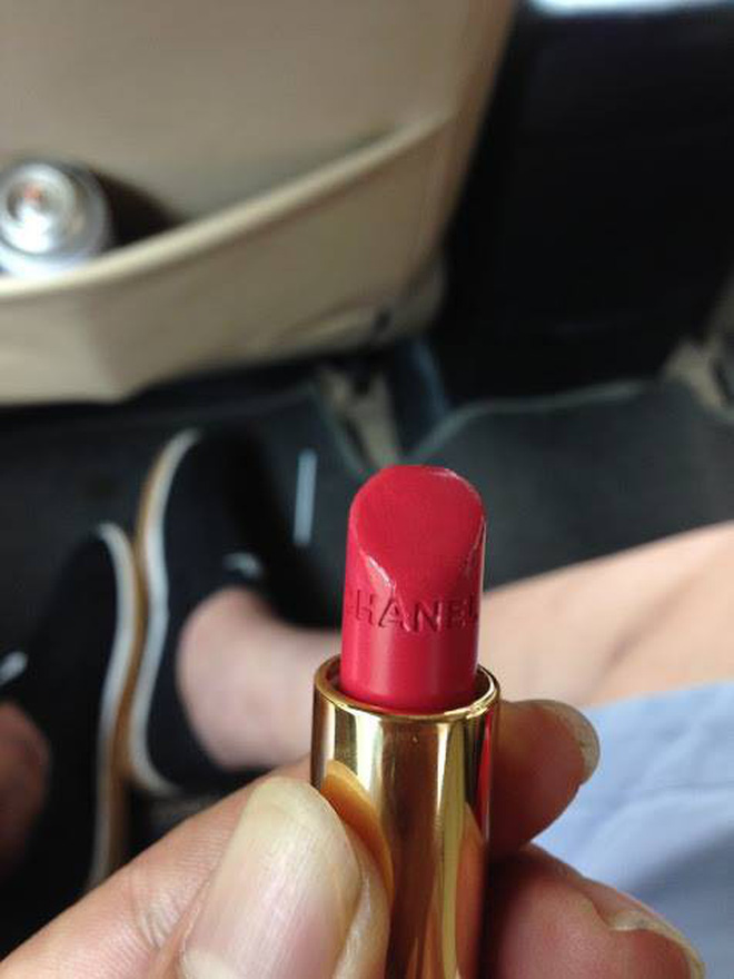 Khoe sở thích sưu tầm toàn son đắt tiền, chàng trai bị cư dân mạng ném đá vì bày trò câu like