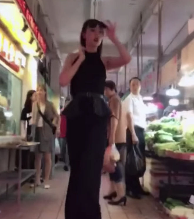 Gặp chị đại ăn diện lồng lộn sải bước tự tin, hú vía khi biết hóa ra chỉ là vào chợ mua rau