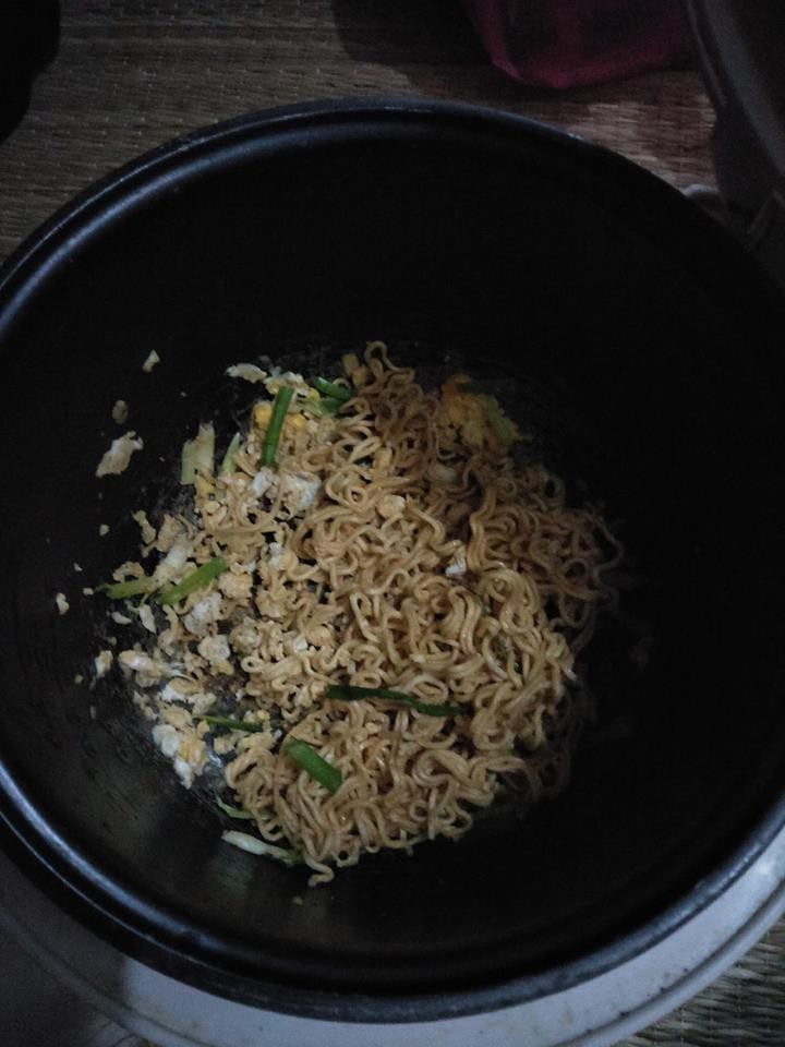 Đời sinh viên ở trọ, ai mà chẳng có một chiếc nồi cơm điện nấu đủ món từ cơm đến canh, thịt, lẩu