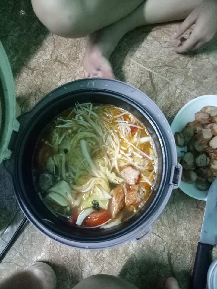 Đời sinh viên ở trọ, ai mà chẳng có một chiếc nồi cơm điện nấu đủ món từ cơm đến canh, thịt, lẩu