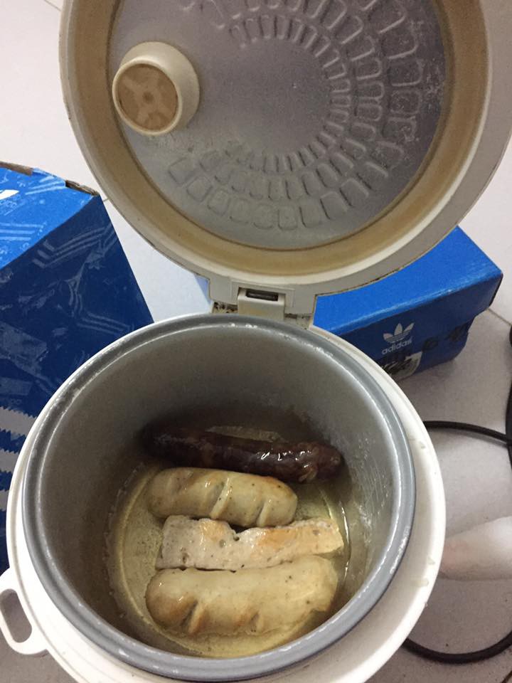 Đời sinh viên ở trọ, ai mà chẳng có một chiếc nồi cơm điện nấu đủ món từ cơm đến canh, thịt, lẩu