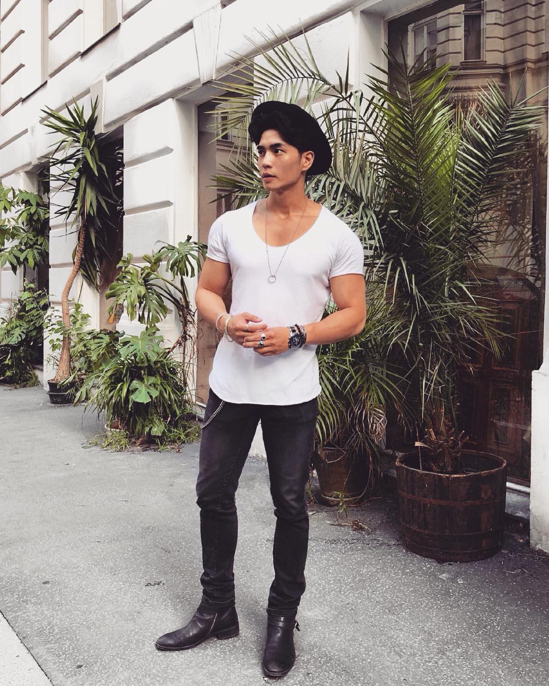 Giám đốc Việt 28 tuổi có nhan sắc cực phẩm, nhìn sang bạn gái cậu lại càng thêm ghen tị