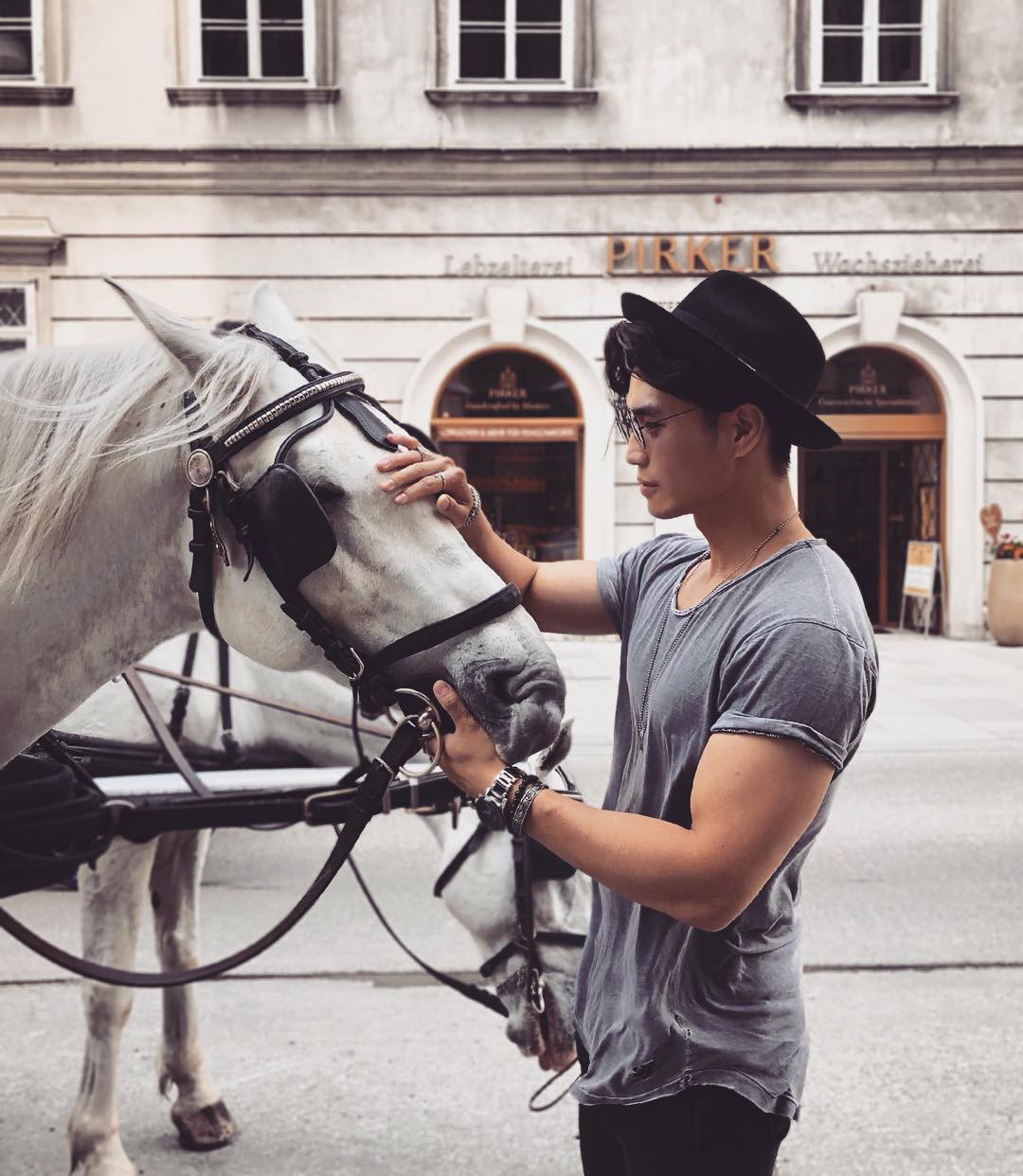 Giám đốc Việt 28 tuổi có nhan sắc cực phẩm, nhìn sang bạn gái cậu lại càng thêm ghen tị