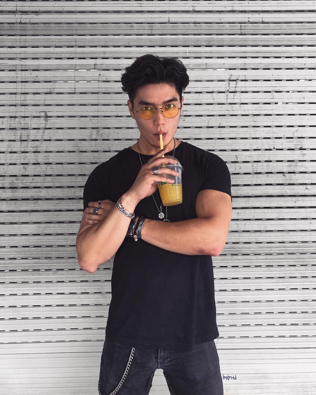 Giám đốc Việt 28 tuổi có nhan sắc cực phẩm, nhìn sang bạn gái cậu lại càng thêm ghen tị