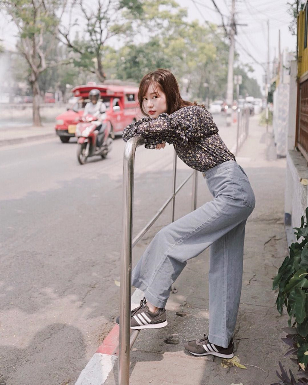 Sống ảo như hot girl số một Thái Lan: Đứng vào đâu cũng có ảnh đẹp