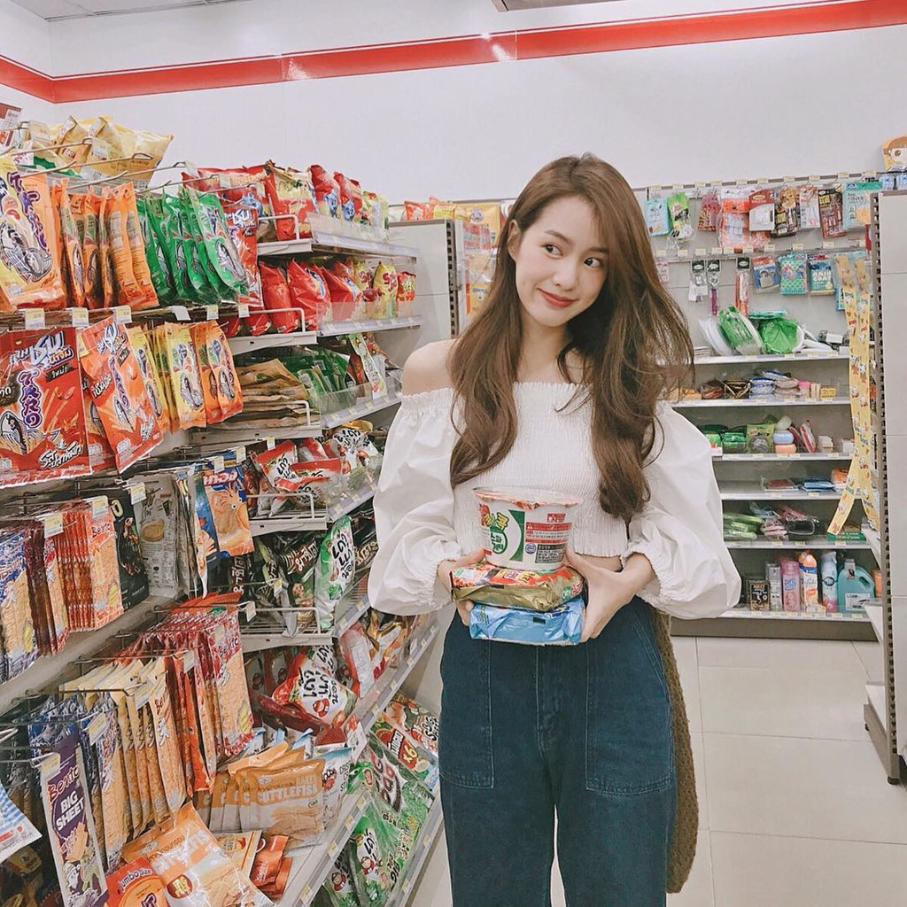 Sống ảo như hot girl số một Thái Lan: Đứng vào đâu cũng có ảnh đẹp