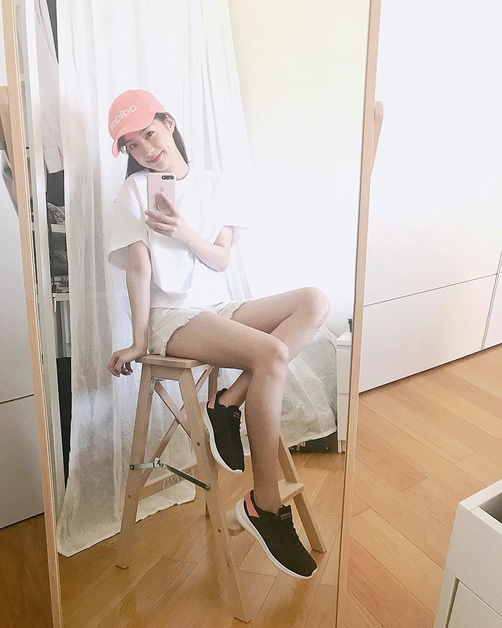 Sống ảo như hot girl số một Thái Lan: Đứng vào đâu cũng có ảnh đẹp