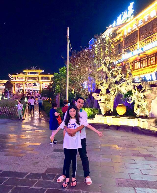 Khoe ảnh du lịch nước ngoài, vợ Quyền Linh vô tình để lộ sở thích đặc biệt của ông xã