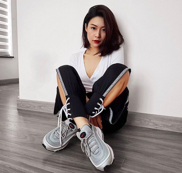 Cận cảnh nhan sắc xinh đẹp và vóc dáng quyến rũ đốt mắt của vợ sắp cưới rapper Rhymastic Cận cảnh nhan sắc xinh đẹp và vóc dáng quyến rũ đốt mắt của vợ sắp cưới rapper Rhymastic