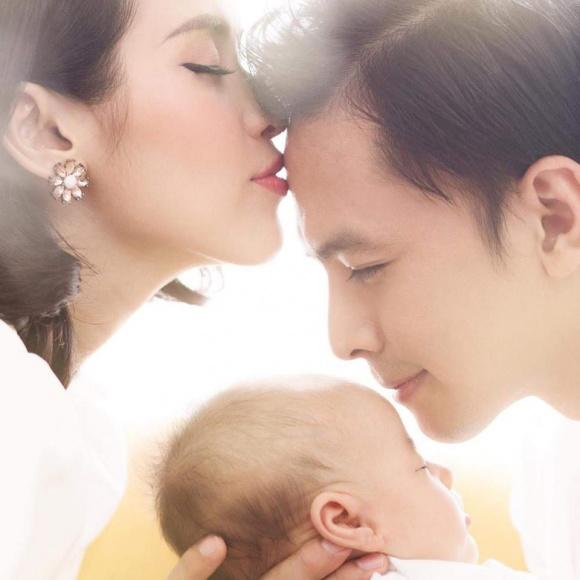 Tú Vi công khai khoe mặt con gái 4 tháng tuổi rất giống bố Văn Anh