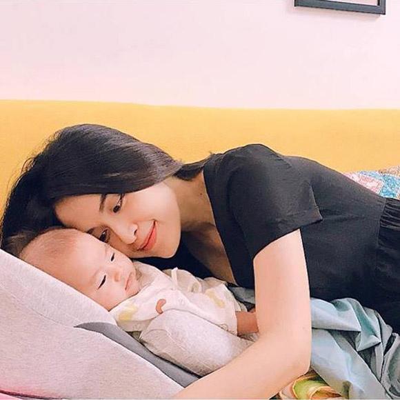 Tú Vi công khai khoe mặt con gái 4 tháng tuổi rất giống bố Văn Anh