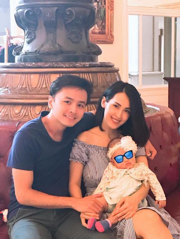 Tú Vi công khai khoe mặt con gái 4 tháng tuổi rất giống bố Văn Anh