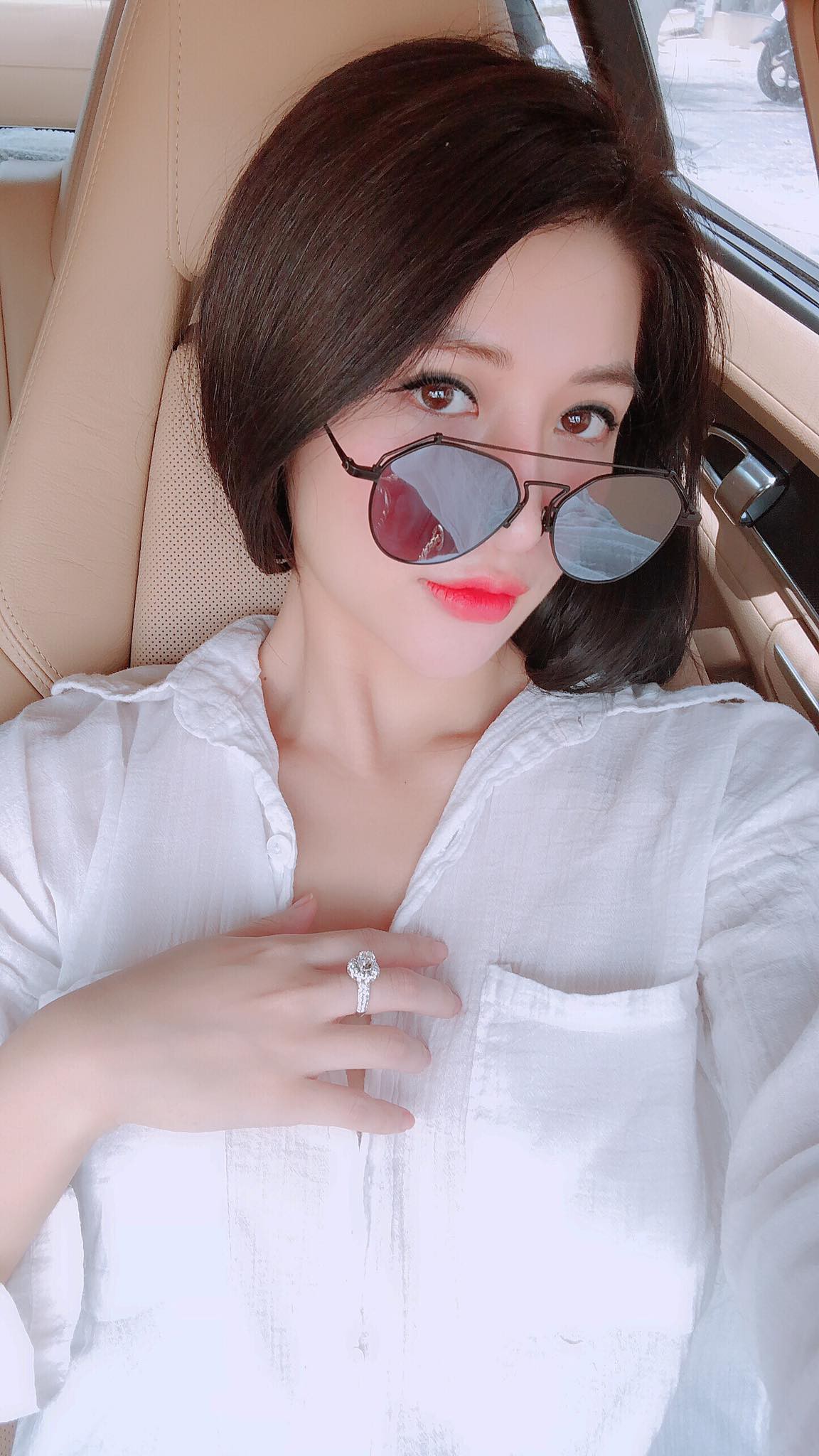 Hậu đám hỏi với bạn trai doanh nhân, Vân Navy khoe nhẫn cưới kim cương 169 triệu làm dân mạng lác mắt