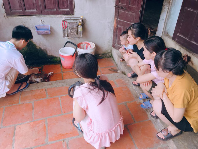 4 thiếu nữ thành phố chăm chăm nhìn trai quê vặt lông gà: Khoảnh khắc hút nghìn like 4 thiếu nữ thành phố chăm chăm nhìn trai quê vặt lông gà: Khoảnh khắc hút nghìn like