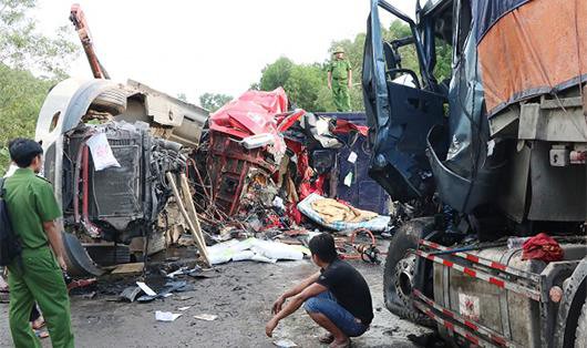 2 xe container đấu đầu, 2 tài xế tử vong trong cabin biến dạng