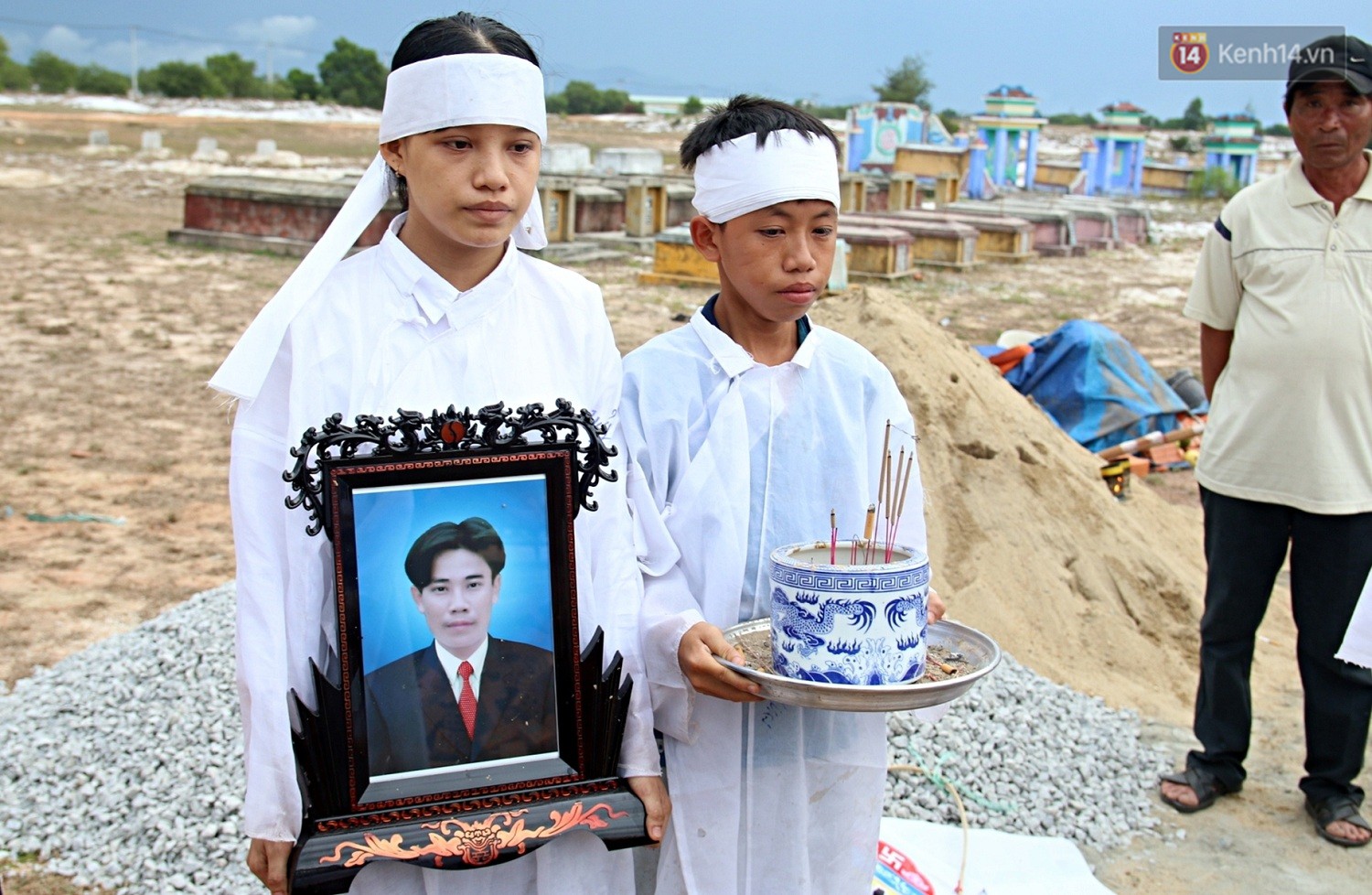 Nữ sinh đội 2 tang cùng lúc đỗ đại học hơn 21 điểm: Thi xong môn cuối là chạy một mạch về chôn cất ba, rồi nói con làm bài tốt lắm...