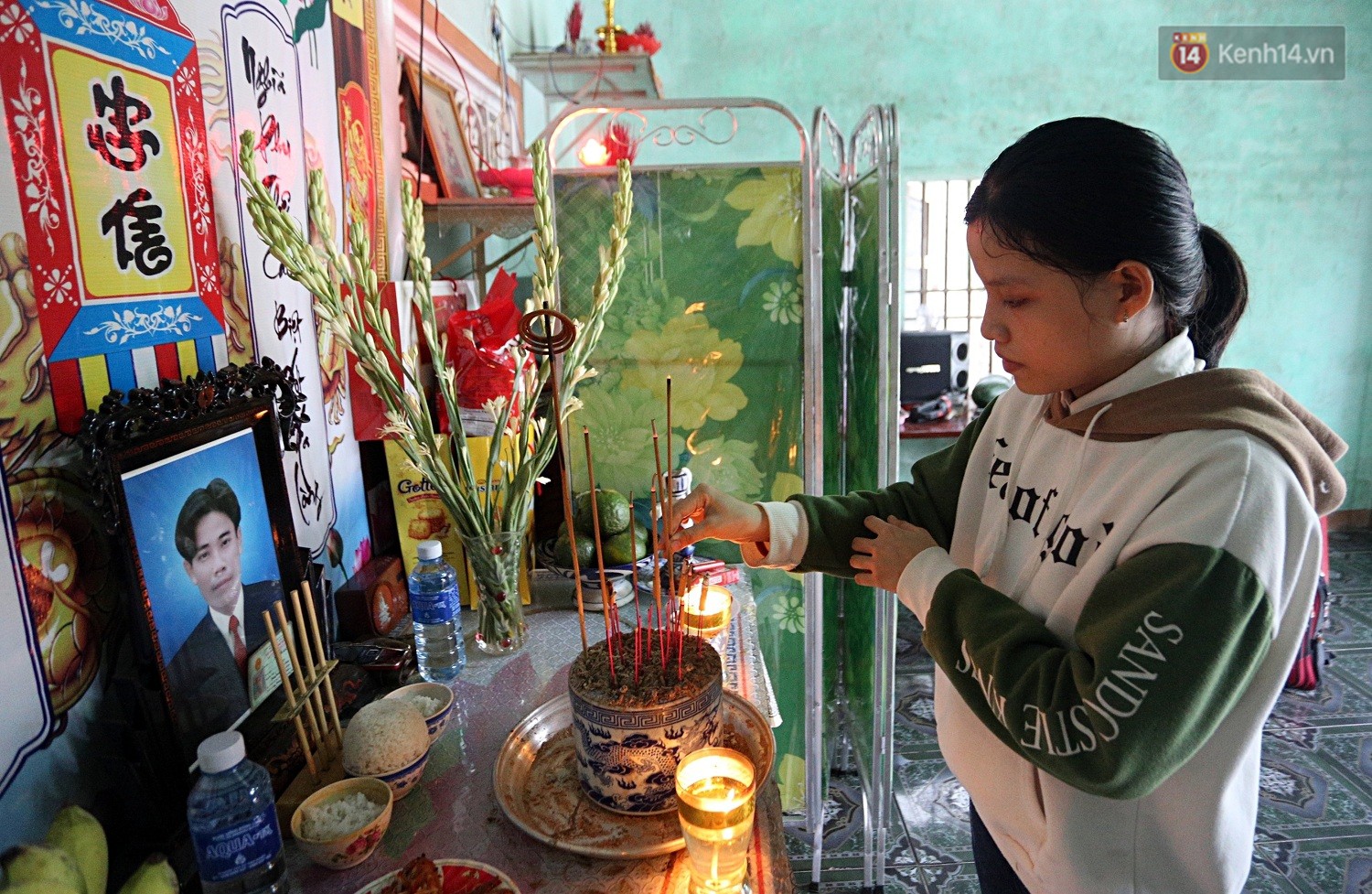 Nữ sinh đội 2 tang cùng lúc đỗ đại học hơn 21 điểm: Thi xong môn cuối là chạy một mạch về chôn cất ba, rồi nói con làm bài tốt lắm...