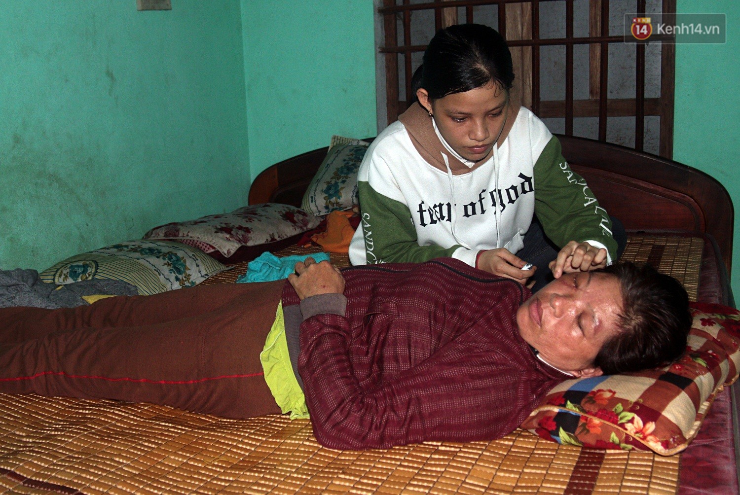 Nữ sinh đội 2 tang cùng lúc đỗ đại học hơn 21 điểm: Thi xong môn cuối là chạy một mạch về chôn cất ba, rồi nói con làm bài tốt lắm...