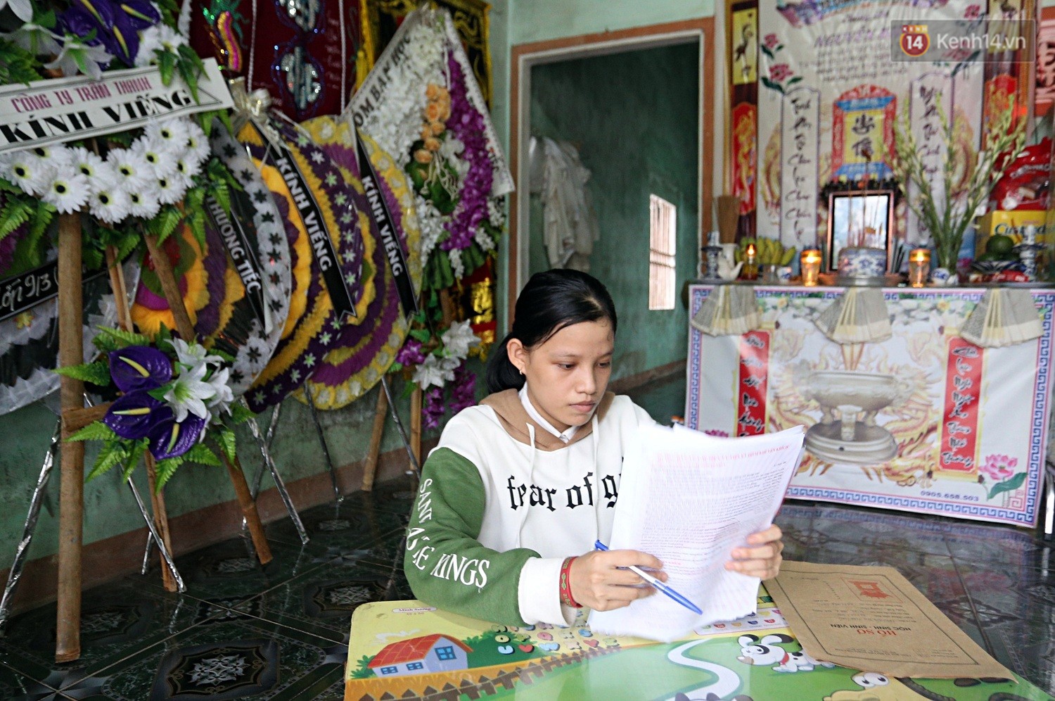 Nữ sinh đội 2 tang cùng lúc đỗ đại học hơn 21 điểm: Thi xong môn cuối là chạy một mạch về chôn cất ba, rồi nói con làm bài tốt lắm...