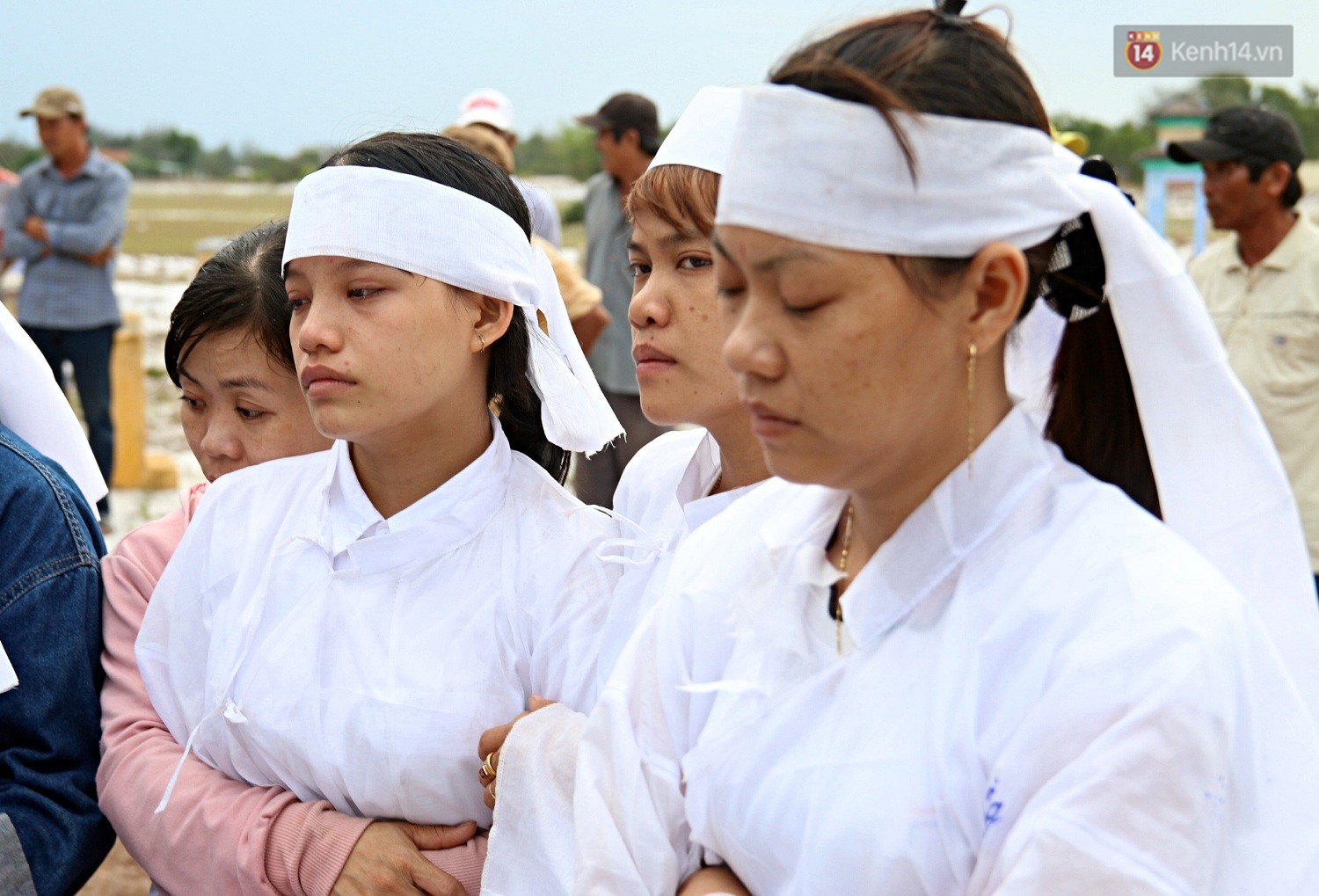 Nữ sinh đội 2 tang cùng lúc đỗ đại học hơn 21 điểm: Thi xong môn cuối là chạy một mạch về chôn cất ba, rồi nói con làm bài tốt lắm...