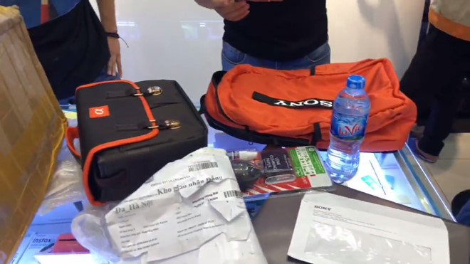 Thuê dịch vụ chuyển phát, máy ảnh 18 triệu biến thành chai nước khoáng